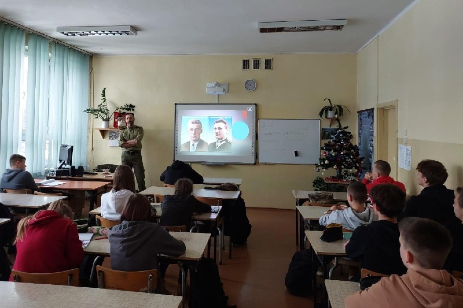 Zdjęcie w galerii na portalu naszraciborz.pl: Wartościowa lekcja historii dla uczniów klas mundurowych wiadomości z regionu