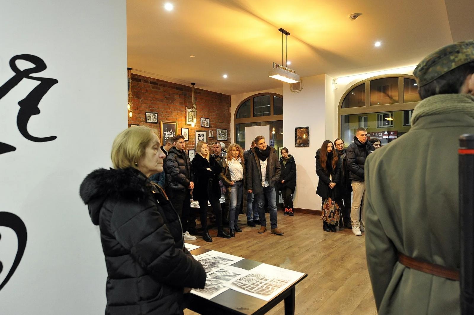 Zdjęcie w galerii na portalu naszraciborz.pl: Profesor Franciszek Nieć z wystawą ilustracji w Raciborzu wiadomości z regionu