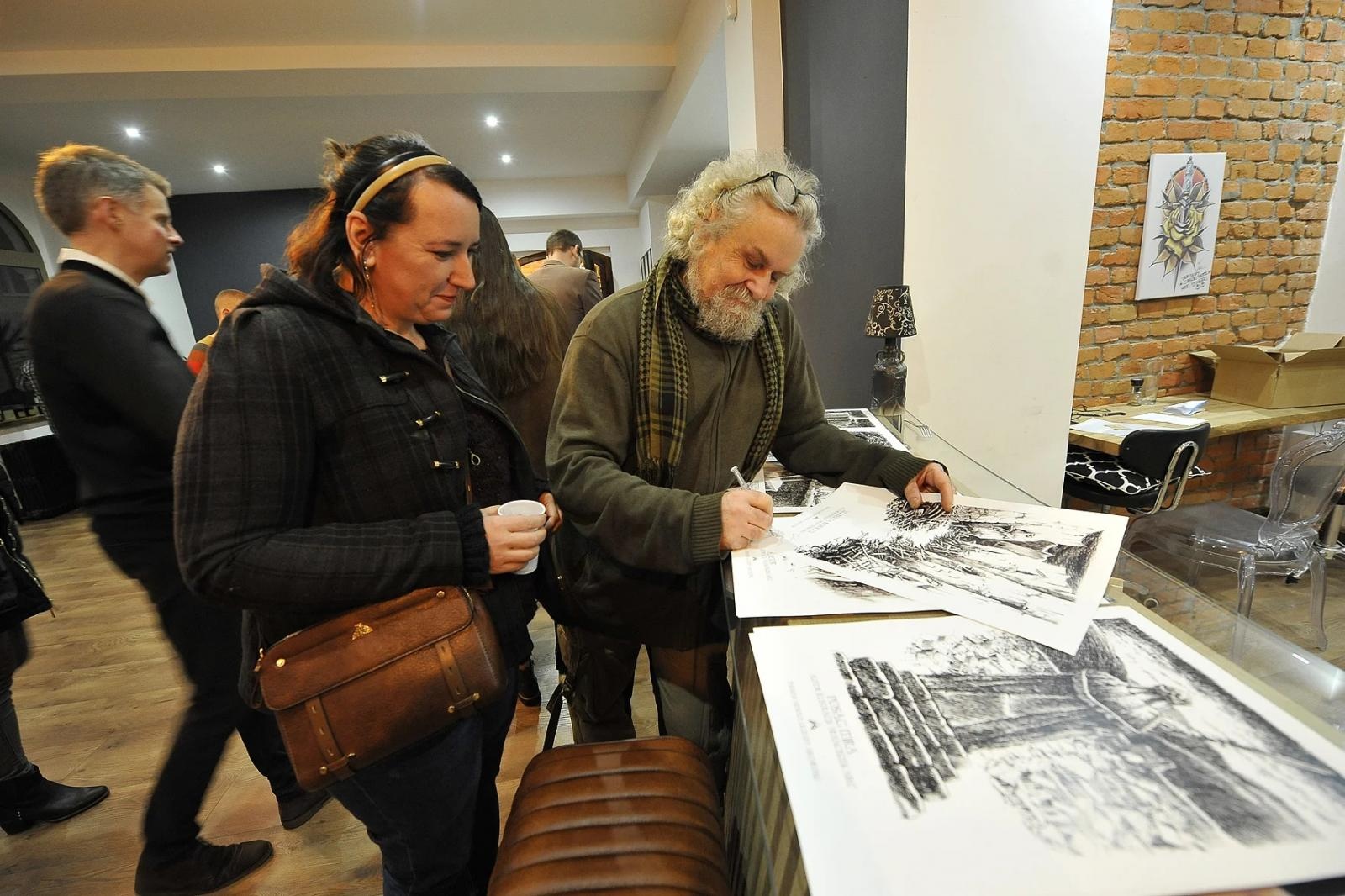 Zdjęcie w galerii na portalu naszraciborz.pl: Profesor Franciszek Nieć z wystawą ilustracji w Raciborzu wiadomości z regionu