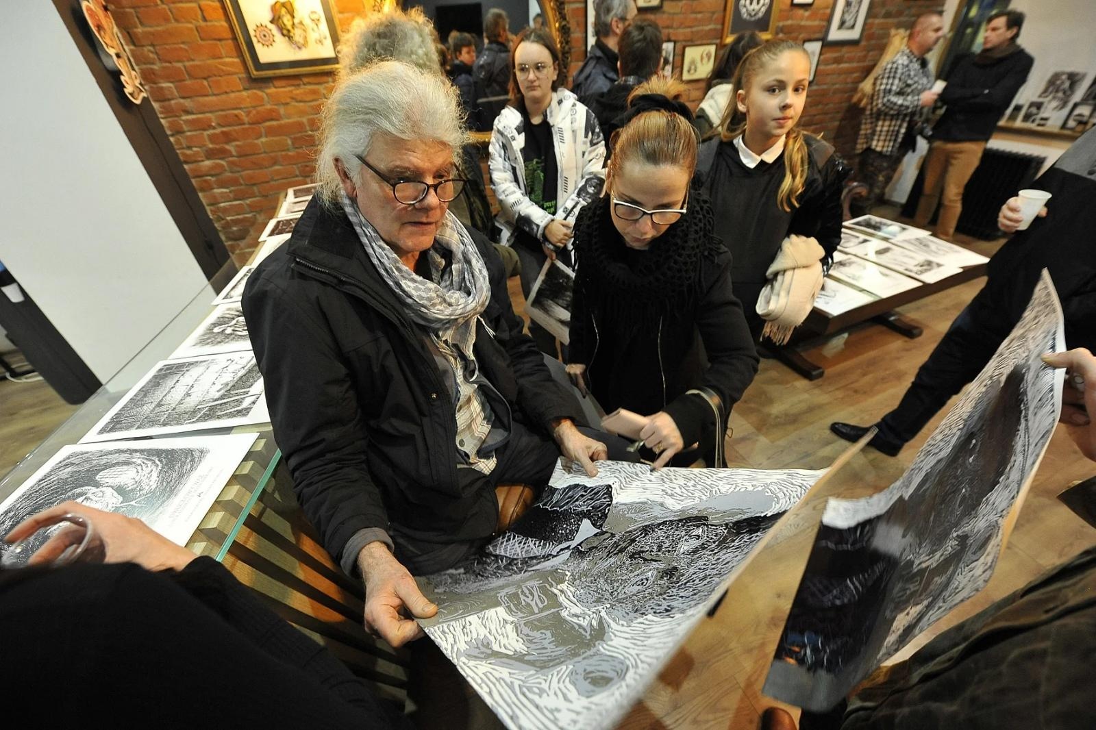 Zdjęcie w galerii na portalu naszraciborz.pl: Profesor Franciszek Nieć z wystawą ilustracji w Raciborzu wiadomości z regionu