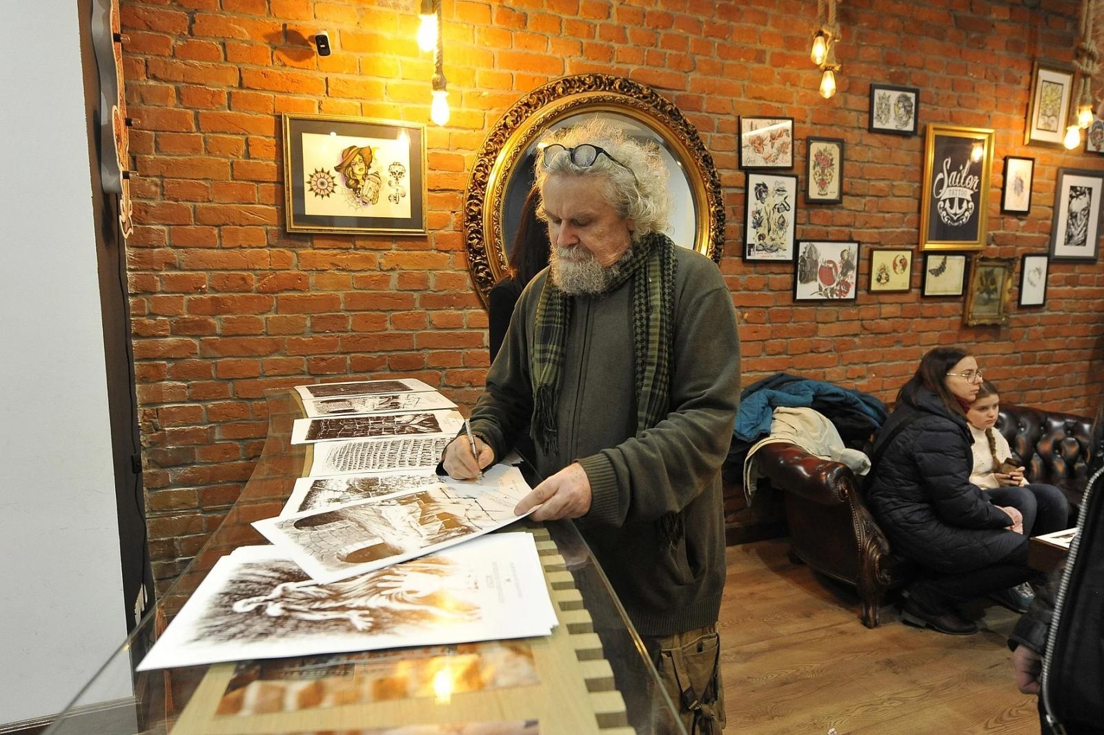 Zdjęcie w galerii na portalu naszraciborz.pl: Profesor Franciszek Nieć z wystawą ilustracji w Raciborzu wiadomości z regionu