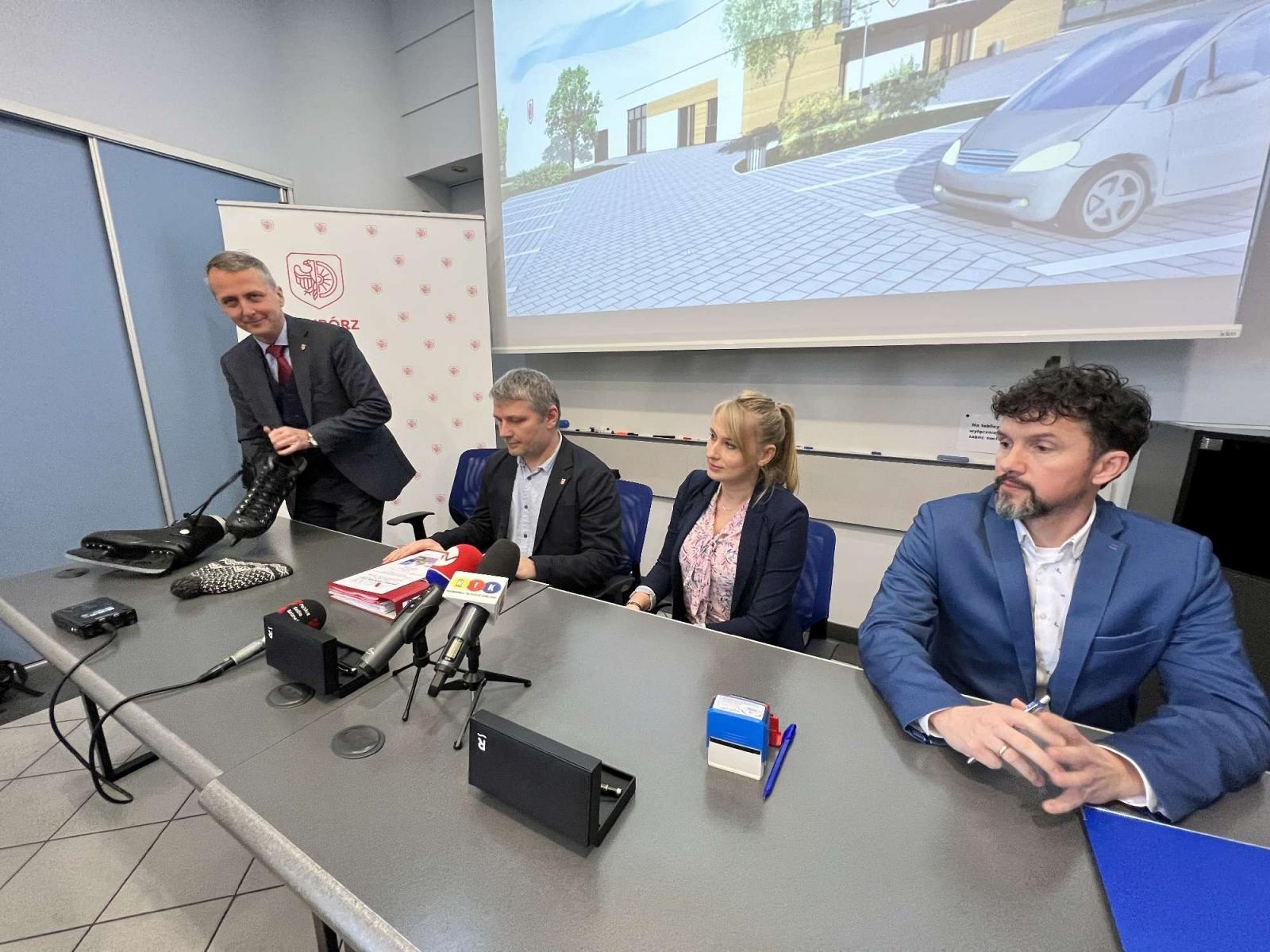 Zdjęcie w galerii na portalu naszraciborz.pl: Umowa na lodowisko podpisana. Ruszy za rok, 27 grudnia wiadomości z regionu