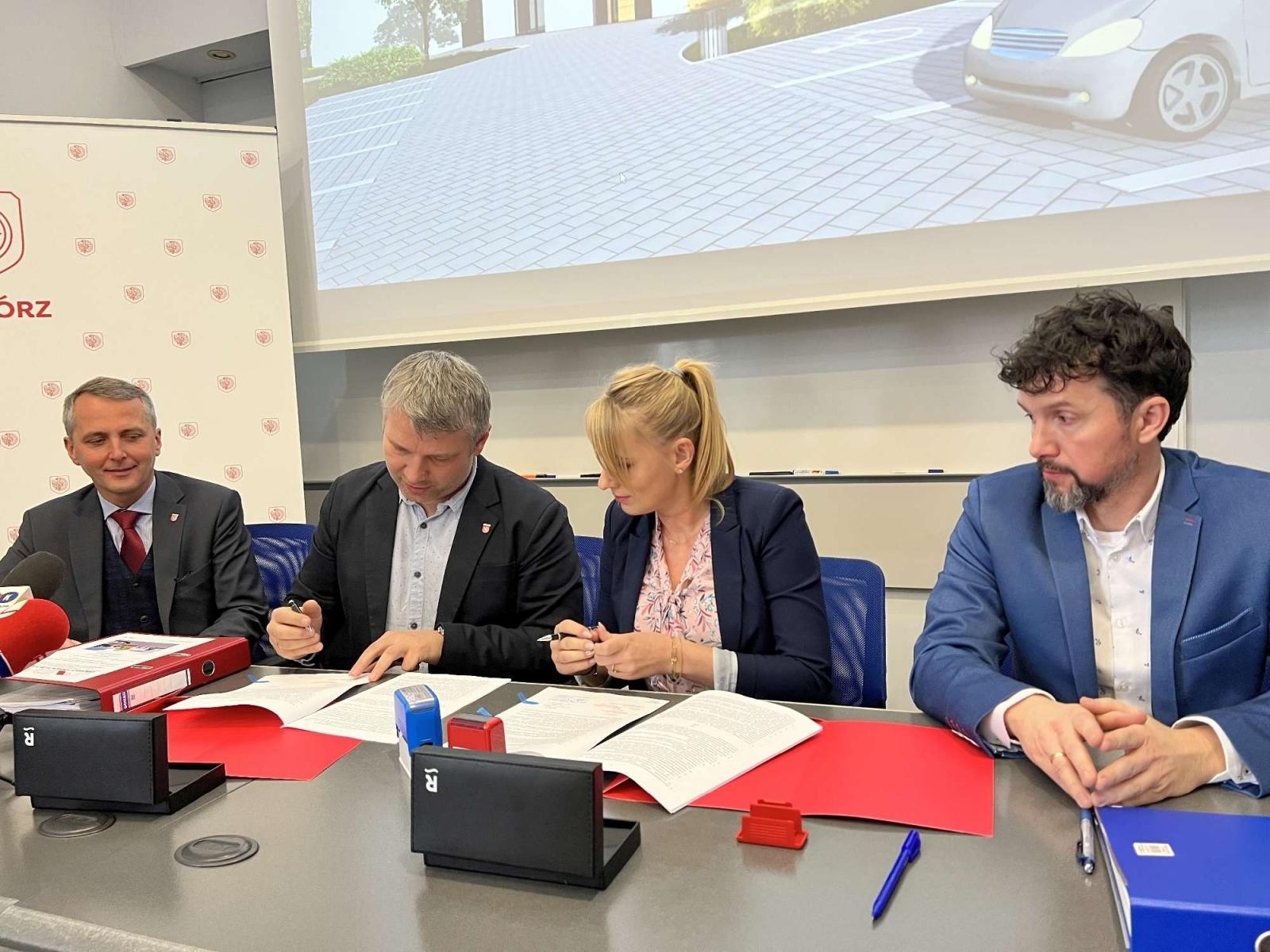 Zdjęcie w galerii na portalu naszraciborz.pl: Umowa na lodowisko podpisana. Ruszy za rok, 27 grudnia wiadomości z regionu