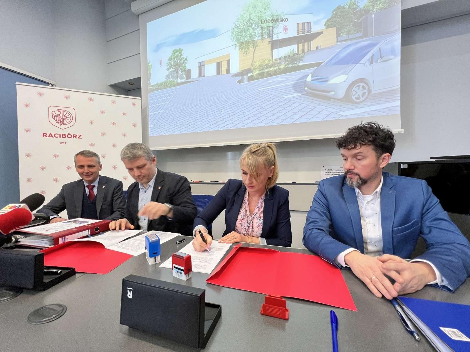 Zdjęcie w galerii na portalu naszraciborz.pl: Umowa na lodowisko podpisana. Ruszy za rok, 27 grudnia wiadomości z regionu