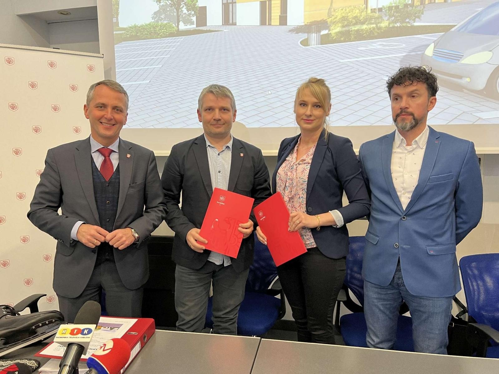 Zdjęcie w galerii na portalu naszraciborz.pl: Umowa na lodowisko podpisana. Ruszy za rok, 27 grudnia wiadomości z regionu