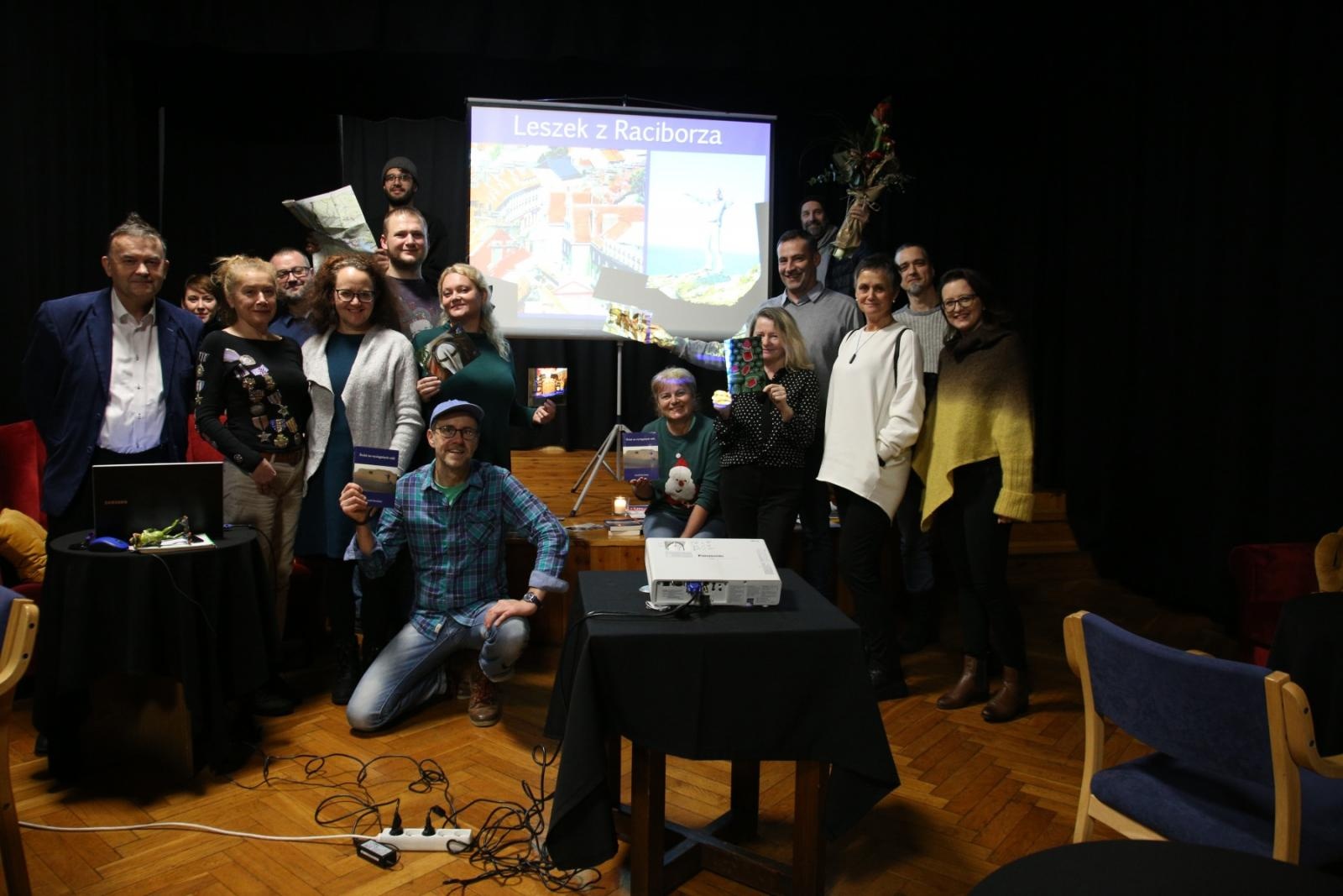 Zdjęcie w galerii na portalu naszraciborz.pl: Z Raciborza w cztery świata strony. 15 lat slajdowisk L. Szczasnego wiadomości z regionu