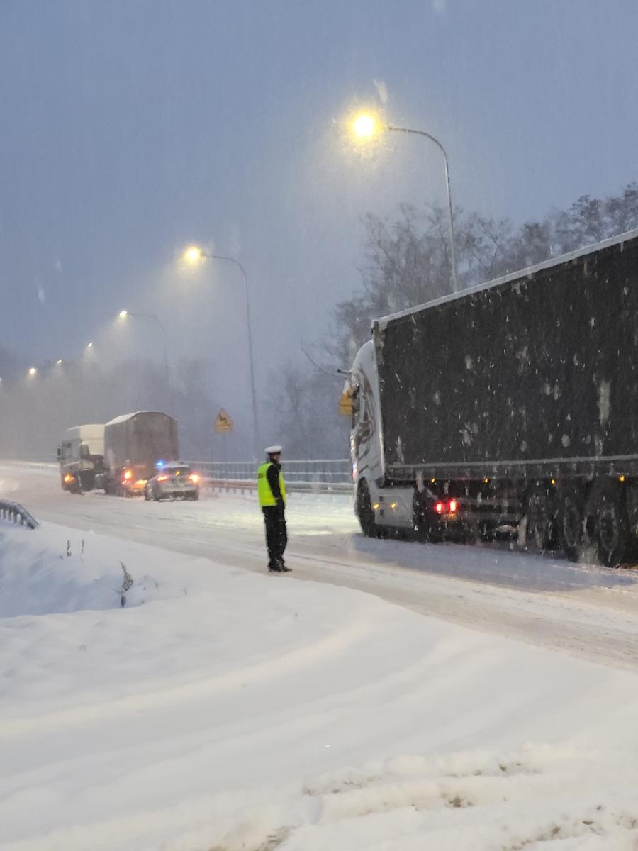 Zdjęcie w galerii na portalu naszraciborz.pl: List do redakcji. Opady śniegu znów sparaliżowały Rybnicką wiadomości z regionu