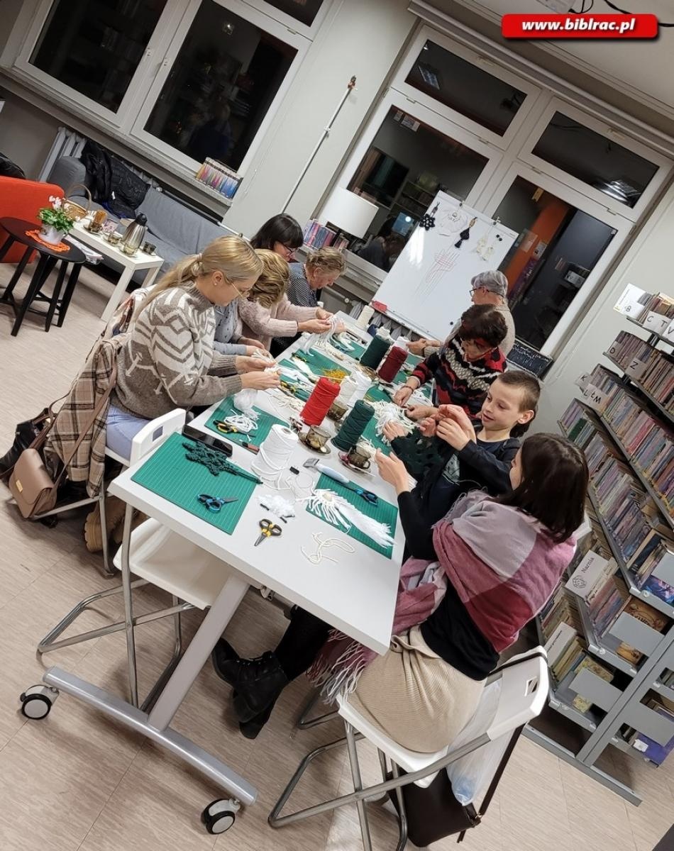 Zdjęcie w galerii na portalu naszraciborz.pl: Makrama i mydełka w bibliotece w raciborskiej książnicy [FOTO] wiadomości z regionu