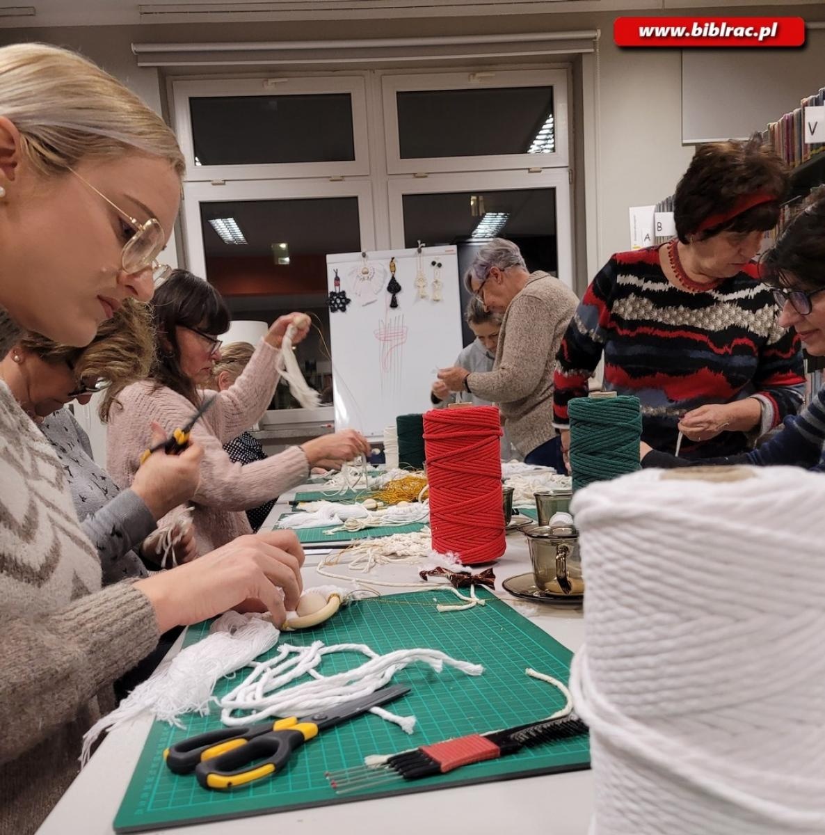 Zdjęcie w galerii na portalu naszraciborz.pl: Makrama i mydełka w bibliotece w raciborskiej książnicy [FOTO] wiadomości z regionu