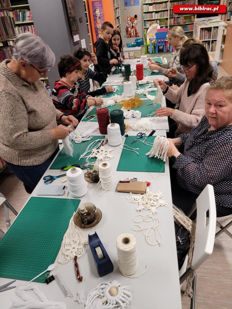 Zdjęcie w galerii na portalu naszraciborz.pl: Makrama i mydełka w bibliotece w raciborskiej książnicy [FOTO] wiadomości z regionu