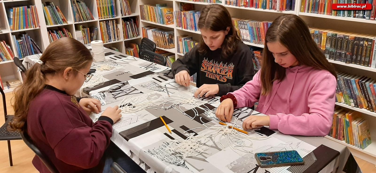 Zdjęcie w galerii na portalu naszraciborz.pl: Makrama i mydełka w bibliotece w raciborskiej książnicy [FOTO] wiadomości z regionu