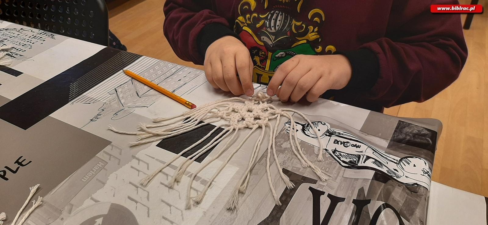 Zdjęcie w galerii na portalu naszraciborz.pl: Makrama i mydełka w bibliotece w raciborskiej książnicy [FOTO] wiadomości z regionu