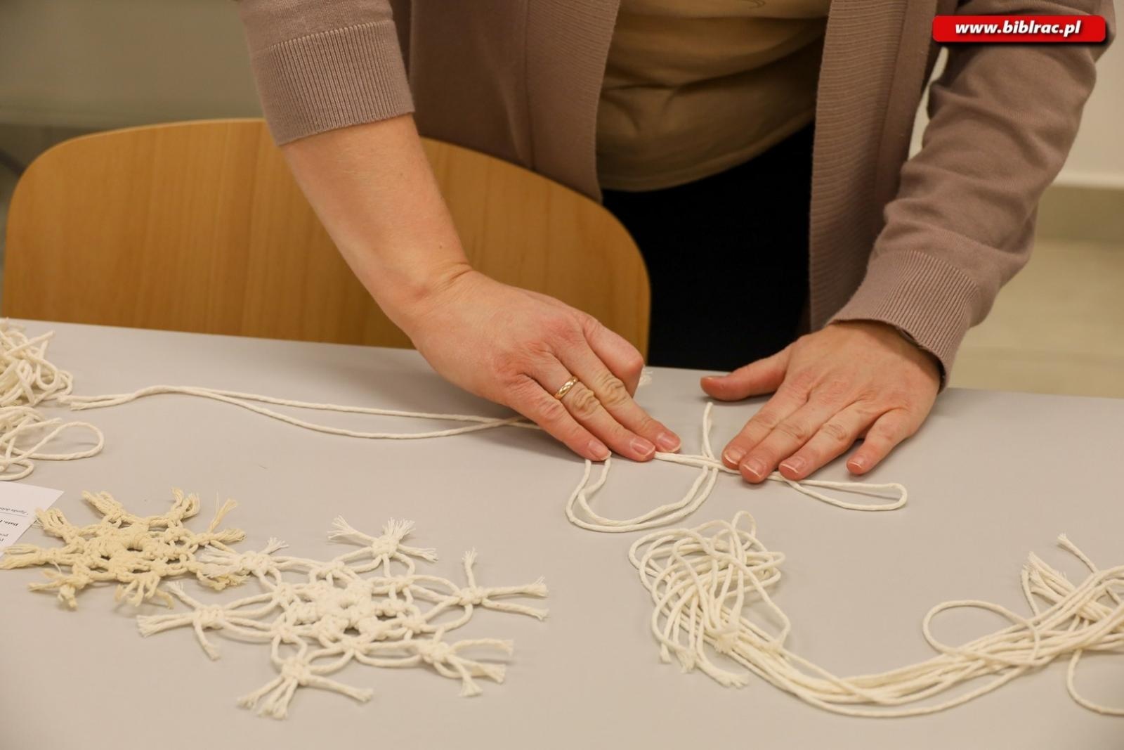 Zdjęcie w galerii na portalu naszraciborz.pl: Makrama i mydełka w bibliotece w raciborskiej książnicy [FOTO] wiadomości z regionu