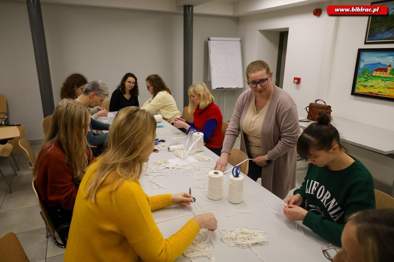 Zdjęcie w galerii na portalu naszraciborz.pl: Makrama i mydełka w bibliotece w raciborskiej książnicy [FOTO] wiadomości z regionu