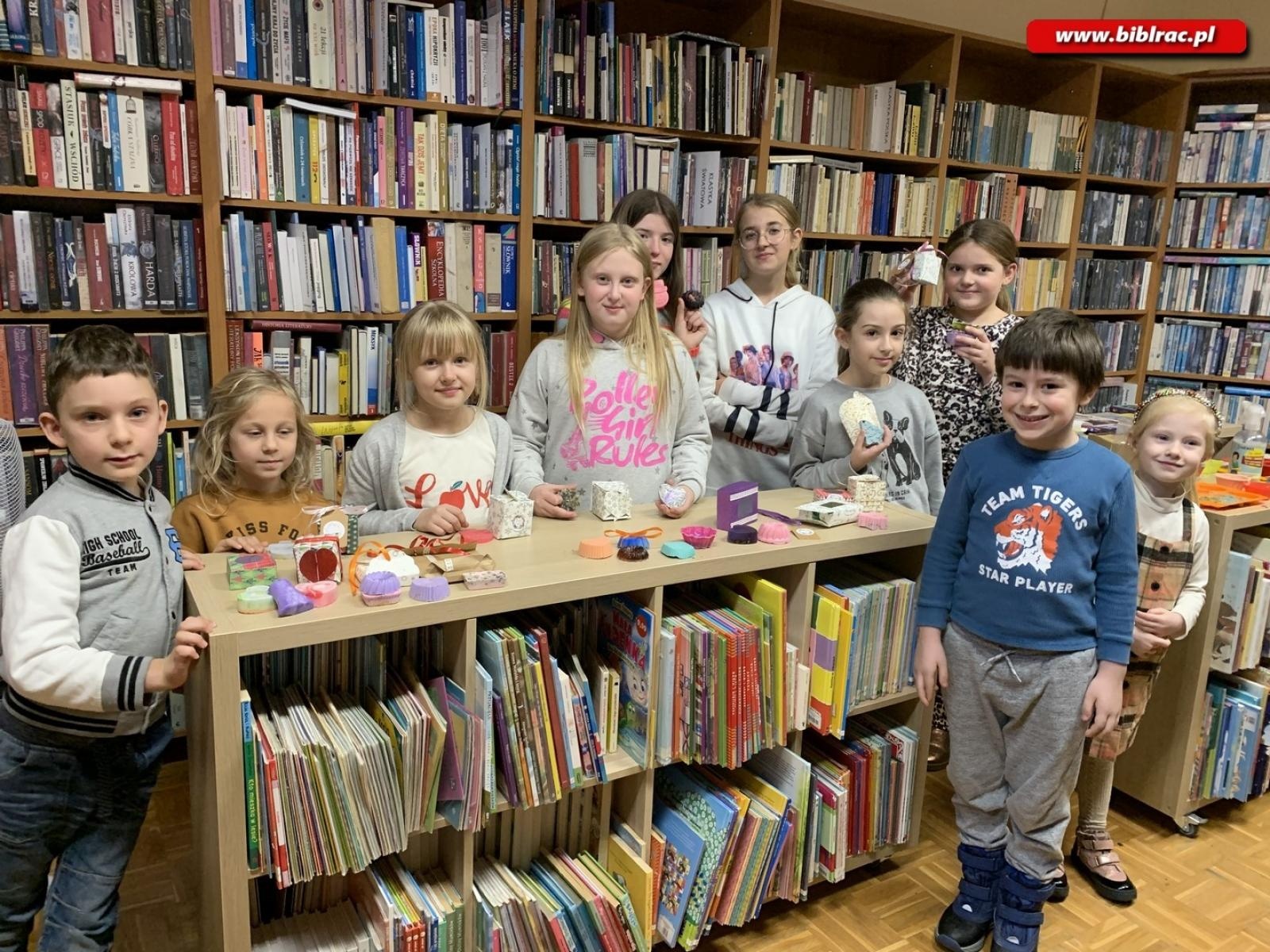 Zdjęcie w galerii na portalu naszraciborz.pl: Makrama i mydełka w bibliotece w raciborskiej książnicy [FOTO] wiadomości z regionu