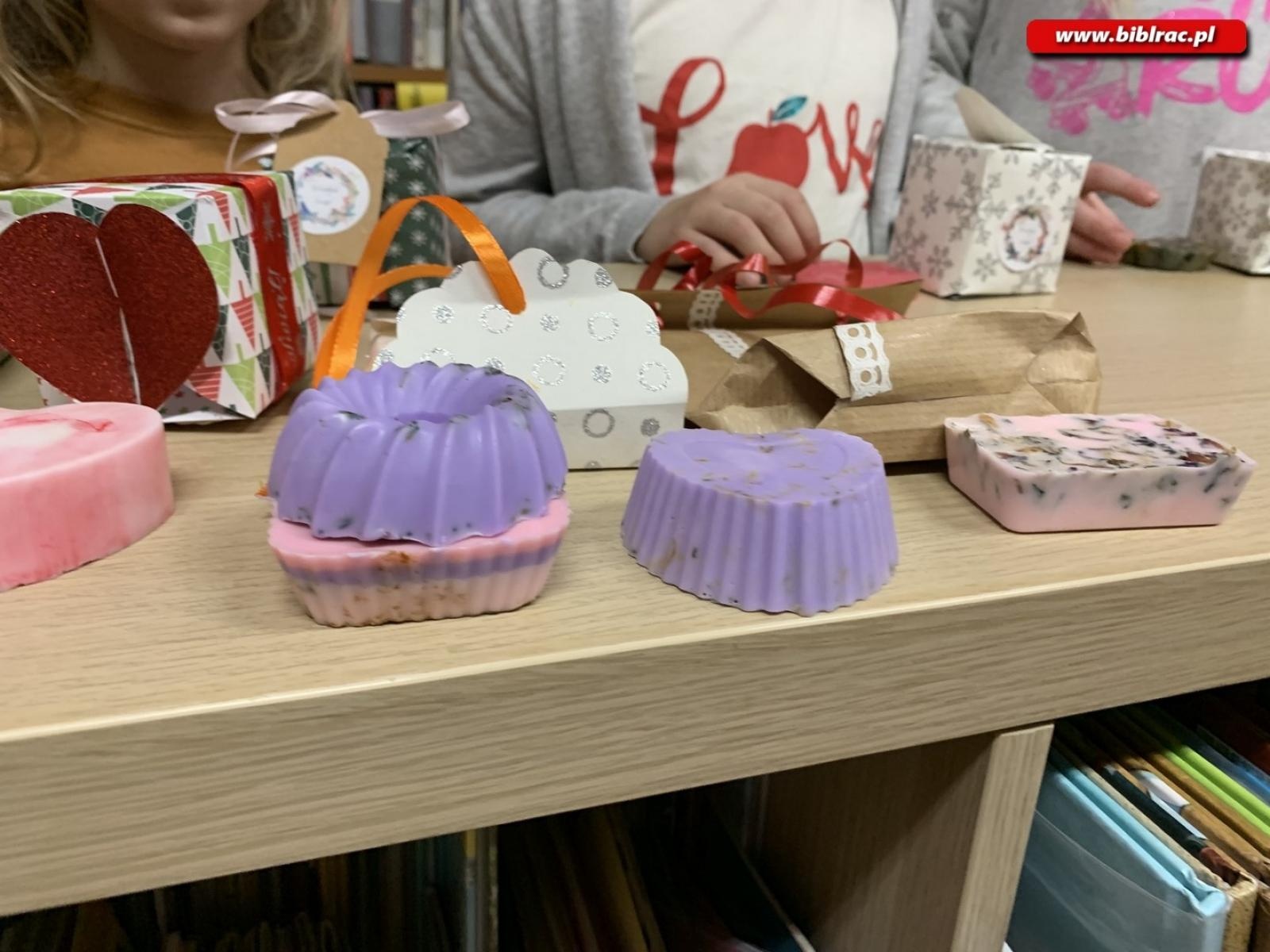 Zdjęcie w galerii na portalu naszraciborz.pl: Makrama i mydełka w bibliotece w raciborskiej książnicy [FOTO] wiadomości z regionu