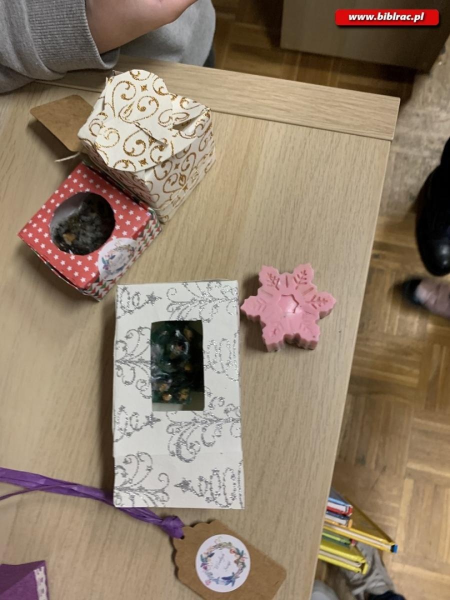 Zdjęcie w galerii na portalu naszraciborz.pl: Makrama i mydełka w bibliotece w raciborskiej książnicy [FOTO] wiadomości z regionu