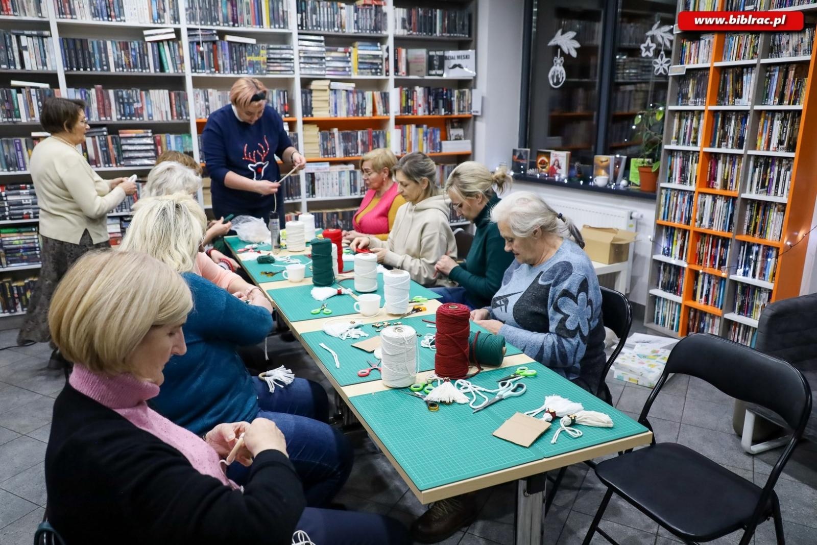 Zdjęcie w galerii na portalu naszraciborz.pl: Makrama i mydełka w bibliotece w raciborskiej książnicy [FOTO] wiadomości z regionu