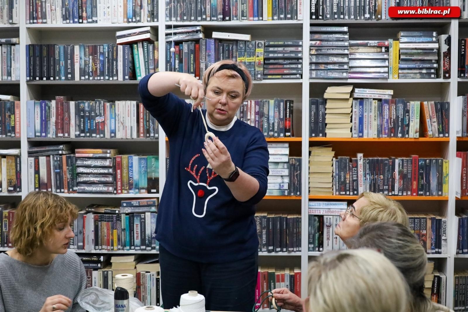 Zdjęcie w galerii na portalu naszraciborz.pl: Makrama i mydełka w bibliotece w raciborskiej książnicy [FOTO] wiadomości z regionu