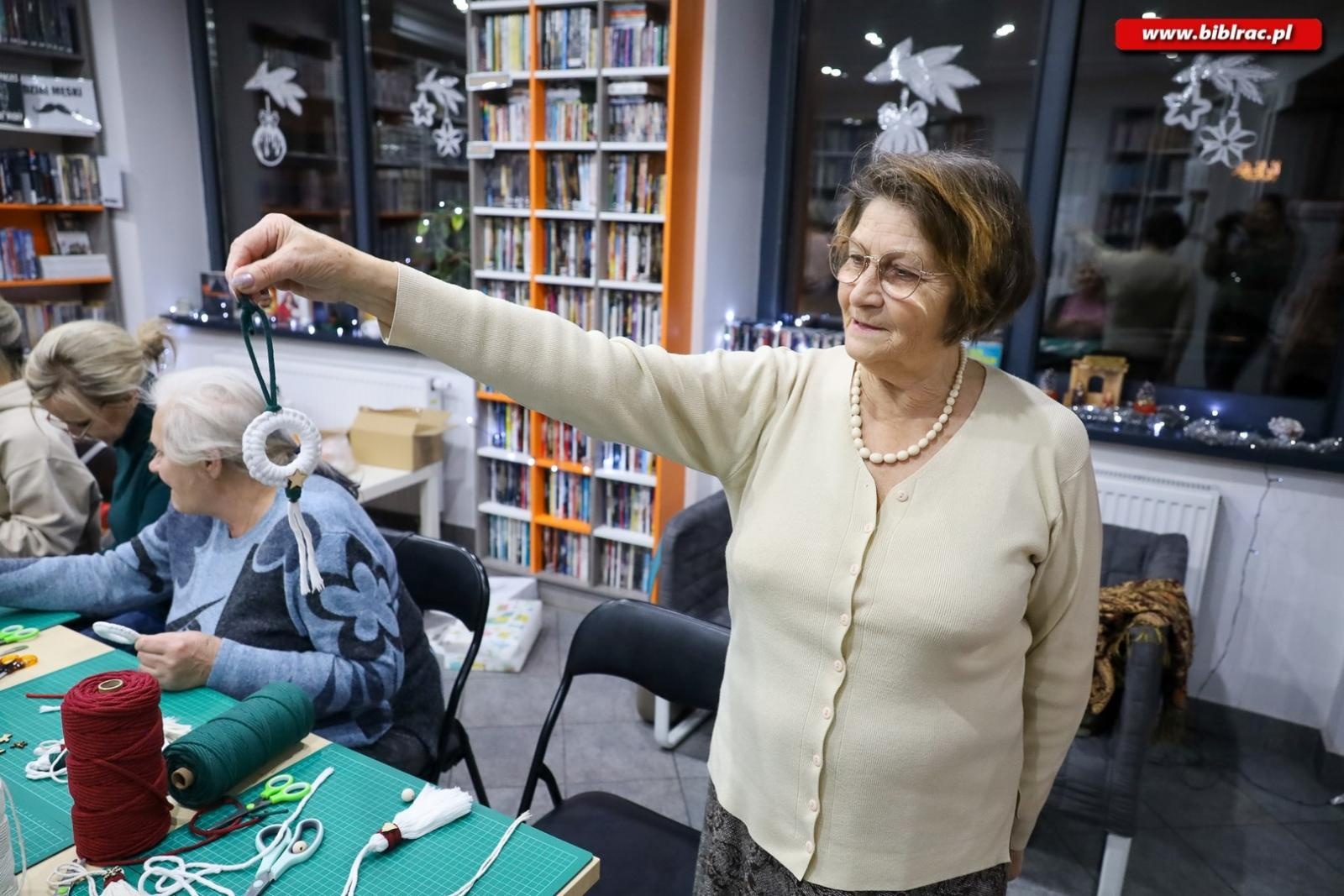 Zdjęcie w galerii na portalu naszraciborz.pl: Makrama i mydełka w bibliotece w raciborskiej książnicy [FOTO] wiadomości z regionu