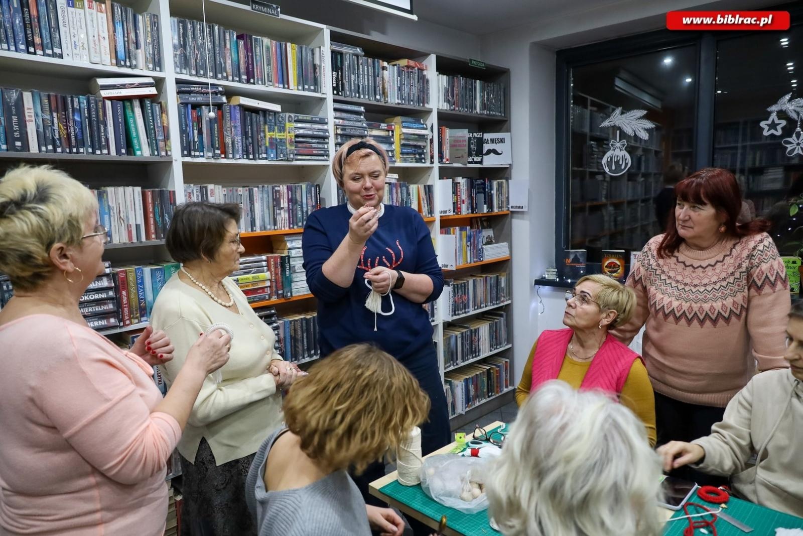 Zdjęcie w galerii na portalu naszraciborz.pl: Makrama i mydełka w bibliotece w raciborskiej książnicy [FOTO] wiadomości z regionu