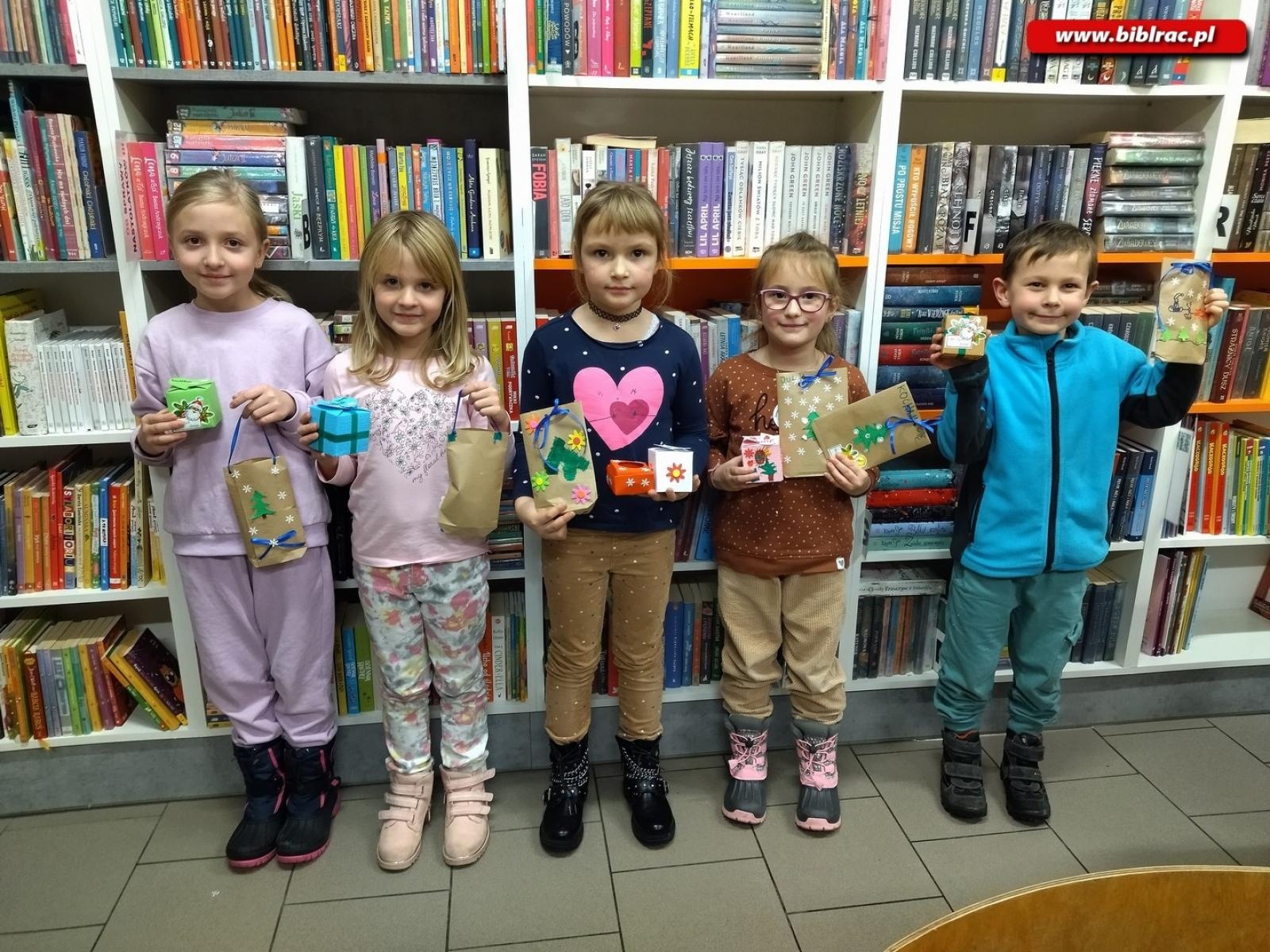 Zdjęcie w galerii na portalu naszraciborz.pl: Makrama i mydełka w bibliotece w raciborskiej książnicy [FOTO] wiadomości z regionu