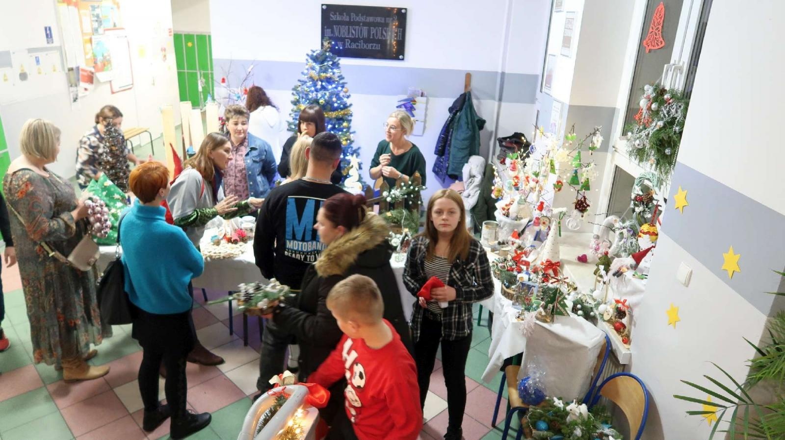 Zdjęcie w galerii na portalu naszraciborz.pl: Przedświąteczny kiermasz i występy uczniów ZSP3 na Płoni wiadomości z regionu