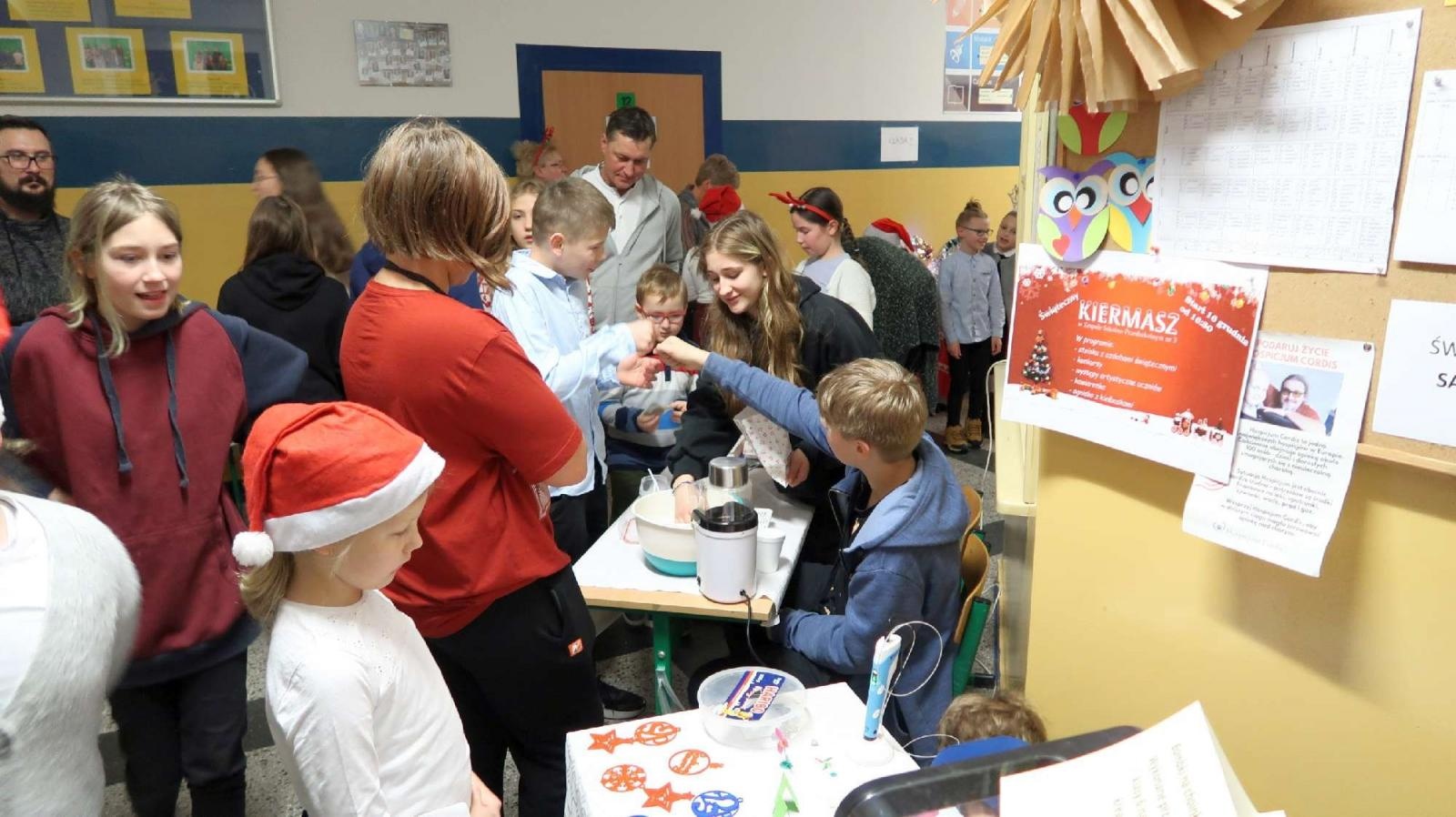 Zdjęcie w galerii na portalu naszraciborz.pl: Przedświąteczny kiermasz i występy uczniów ZSP3 na Płoni wiadomości z regionu