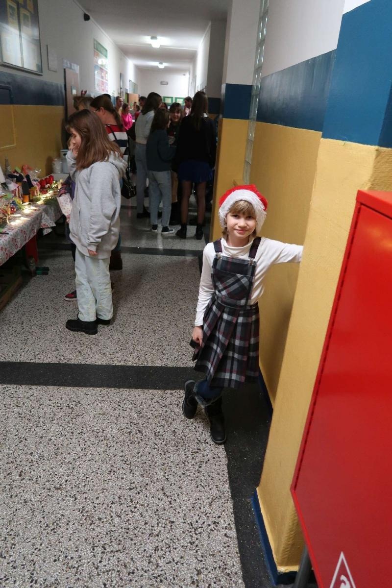 Zdjęcie w galerii na portalu naszraciborz.pl: Przedświąteczny kiermasz i występy uczniów ZSP3 na Płoni wiadomości z regionu