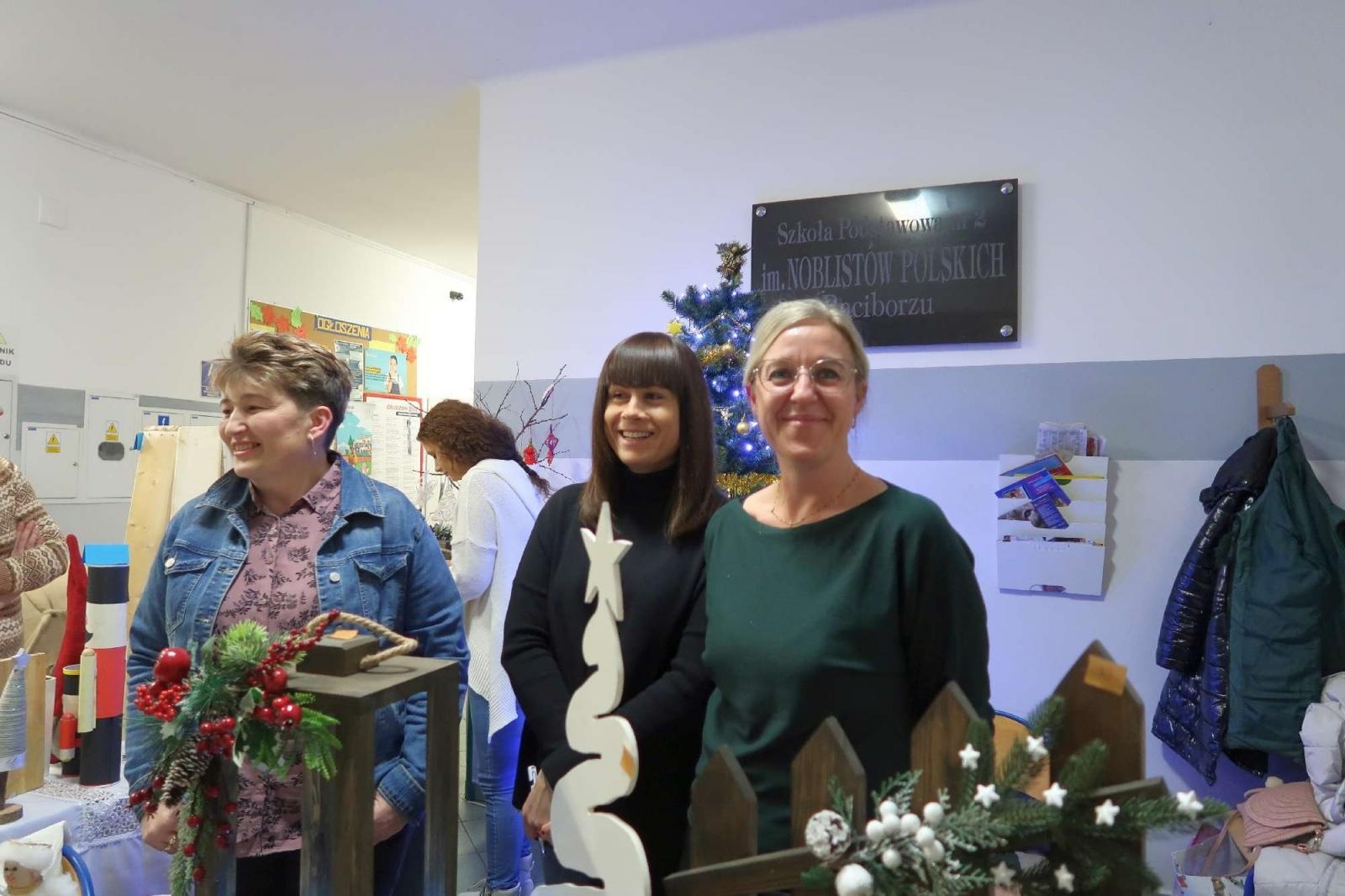 Zdjęcie w galerii na portalu naszraciborz.pl: Przedświąteczny kiermasz i występy uczniów ZSP3 na Płoni wiadomości z regionu