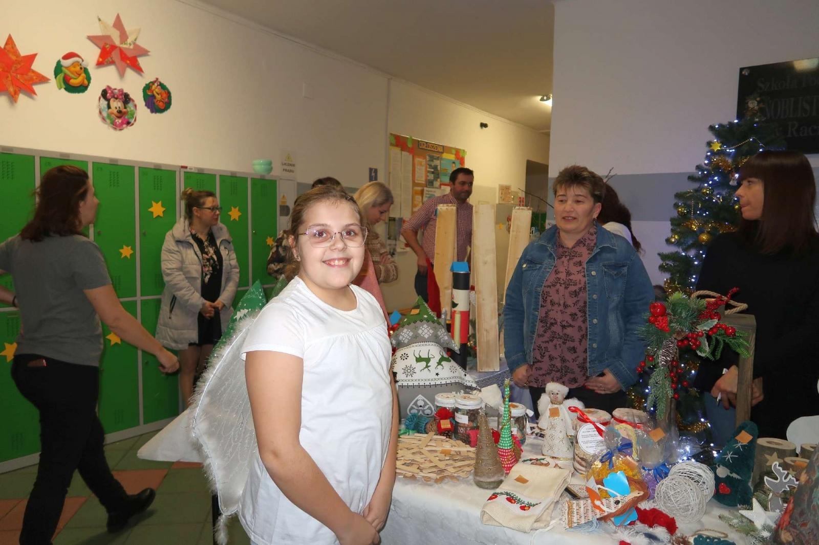 Zdjęcie w galerii na portalu naszraciborz.pl: Przedświąteczny kiermasz i występy uczniów ZSP3 na Płoni wiadomości z regionu