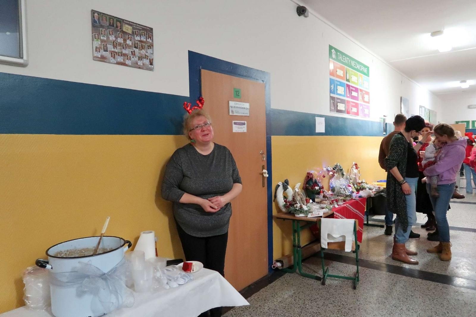 Zdjęcie w galerii na portalu naszraciborz.pl: Przedświąteczny kiermasz i występy uczniów ZSP3 na Płoni wiadomości z regionu