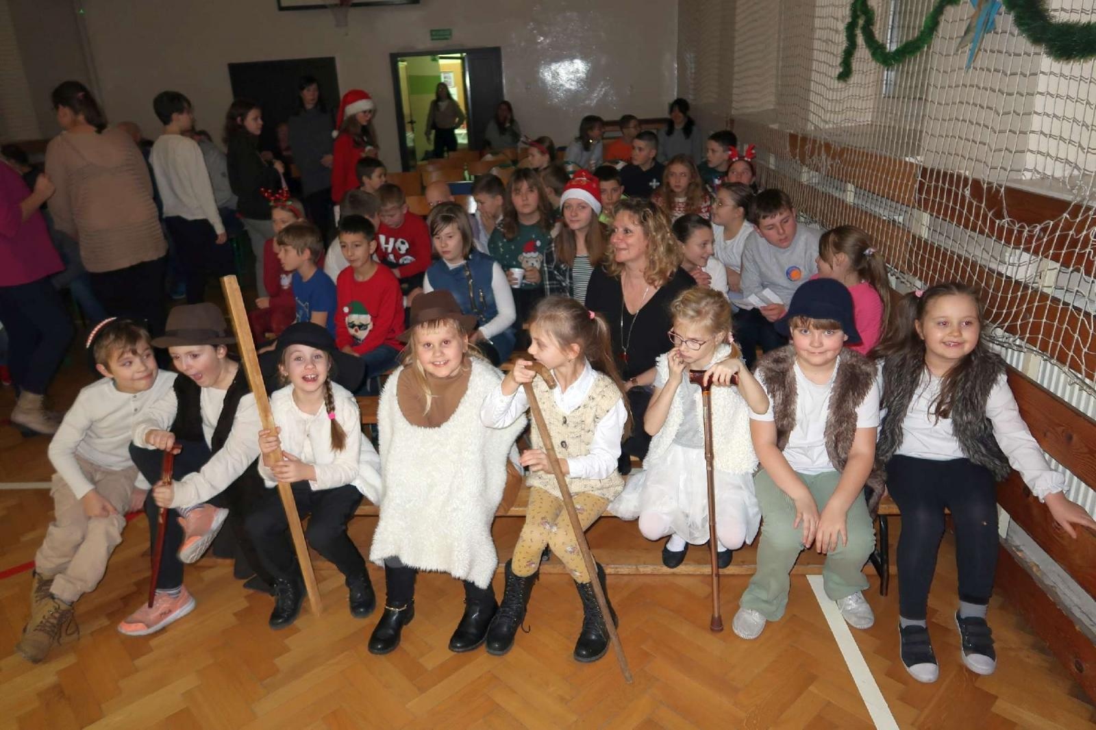 Zdjęcie w galerii na portalu naszraciborz.pl: Przedświąteczny kiermasz i występy uczniów ZSP3 na Płoni wiadomości z regionu