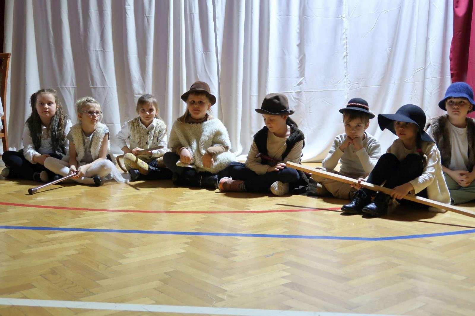 Zdjęcie w galerii na portalu naszraciborz.pl: Przedświąteczny kiermasz i występy uczniów ZSP3 na Płoni wiadomości z regionu