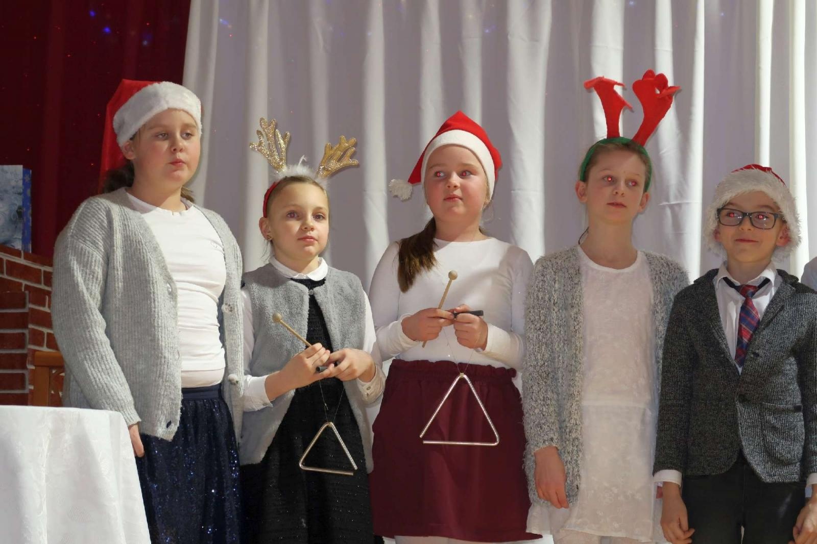 Zdjęcie w galerii na portalu naszraciborz.pl: Przedświąteczny kiermasz i występy uczniów ZSP3 na Płoni wiadomości z regionu