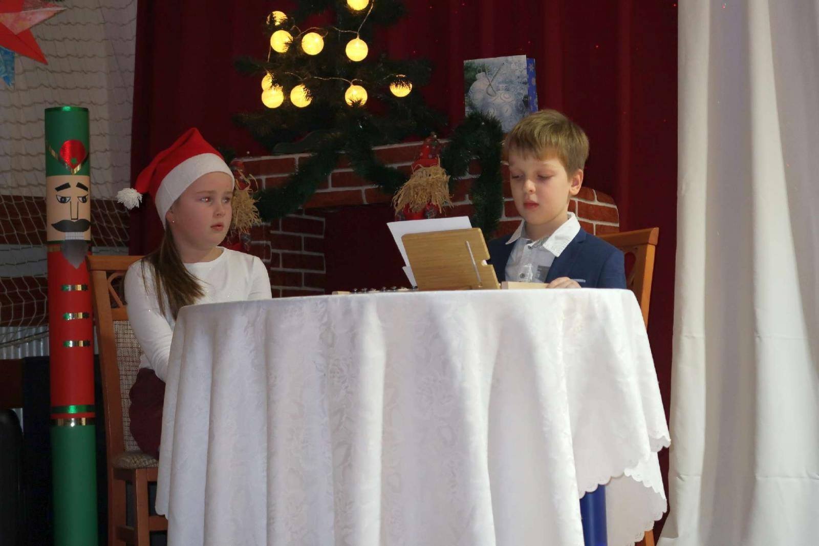 Zdjęcie w galerii na portalu naszraciborz.pl: Przedświąteczny kiermasz i występy uczniów ZSP3 na Płoni wiadomości z regionu