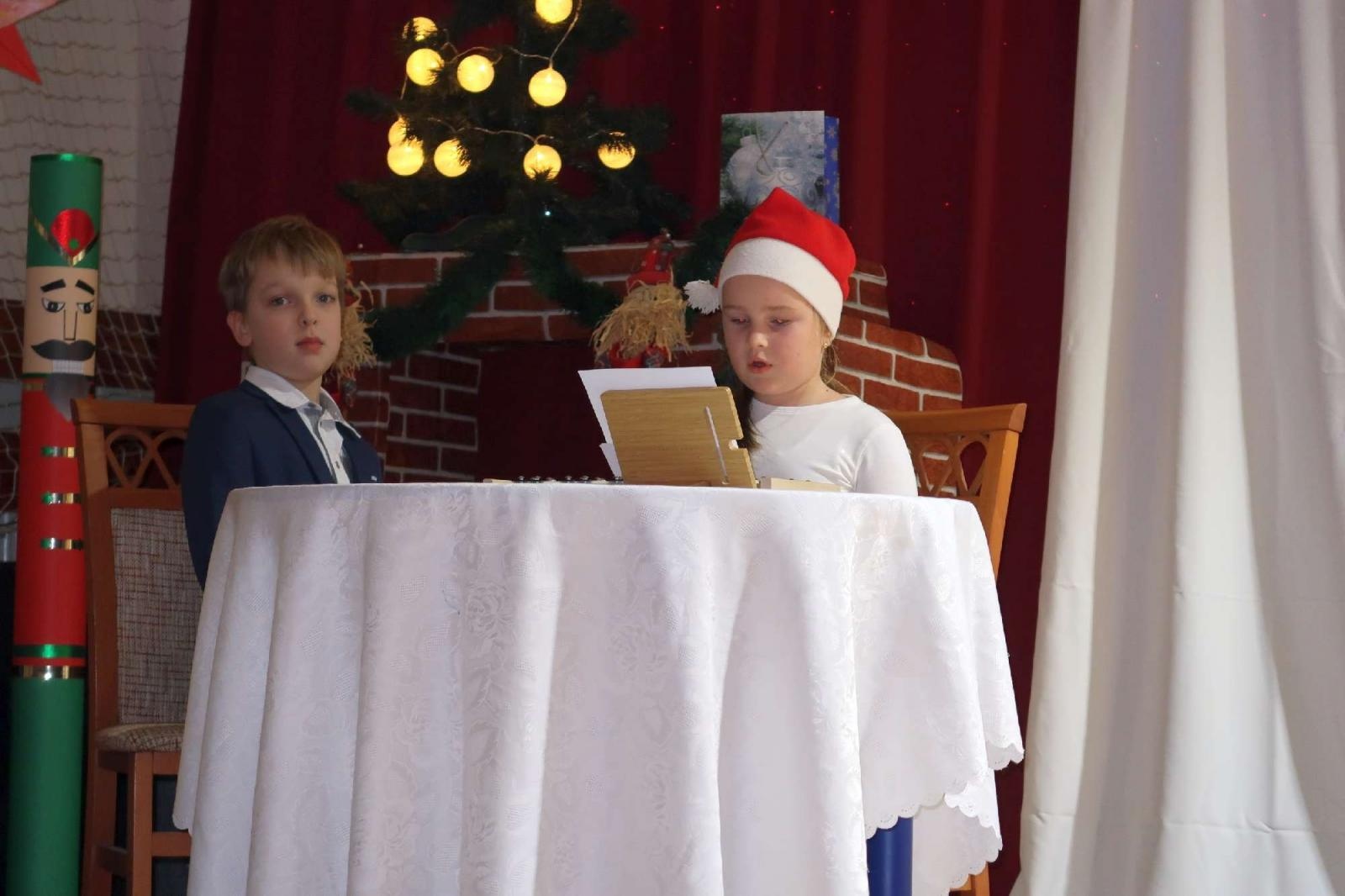 Zdjęcie w galerii na portalu naszraciborz.pl: Przedświąteczny kiermasz i występy uczniów ZSP3 na Płoni wiadomości z regionu