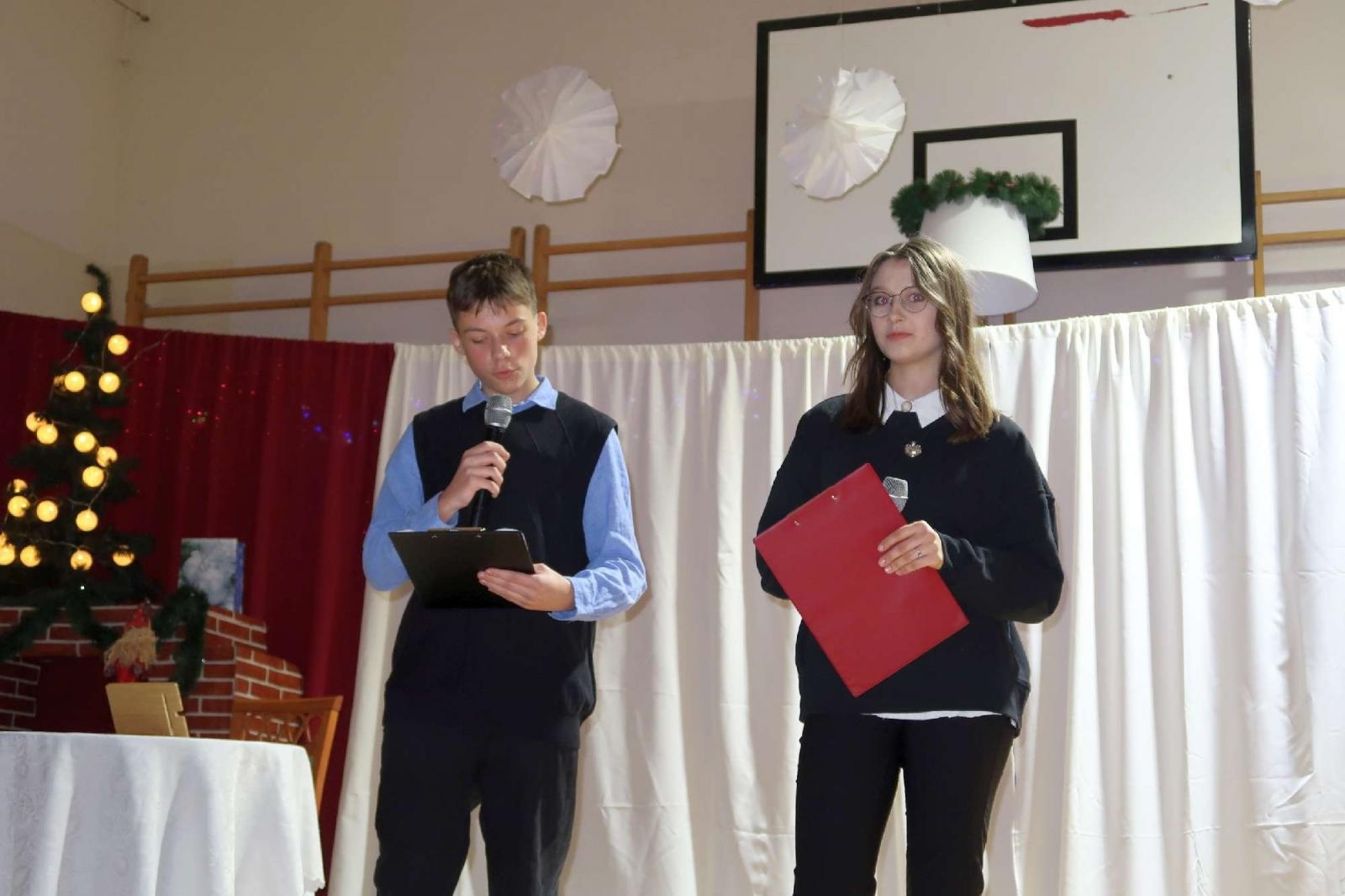 Zdjęcie w galerii na portalu naszraciborz.pl: Przedświąteczny kiermasz i występy uczniów ZSP3 na Płoni wiadomości z regionu