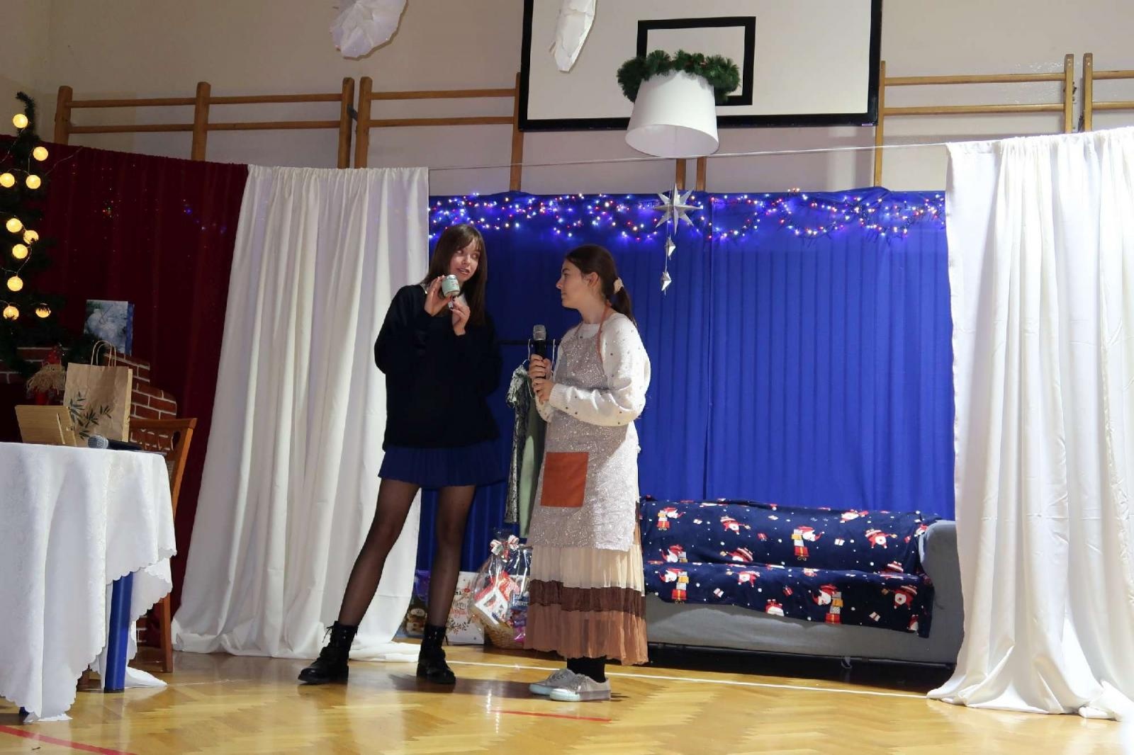 Zdjęcie w galerii na portalu naszraciborz.pl: Przedświąteczny kiermasz i występy uczniów ZSP3 na Płoni wiadomości z regionu