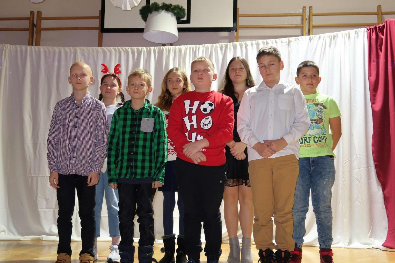 Zdjęcie w galerii na portalu naszraciborz.pl: Przedświąteczny kiermasz i występy uczniów ZSP3 na Płoni wiadomości z regionu