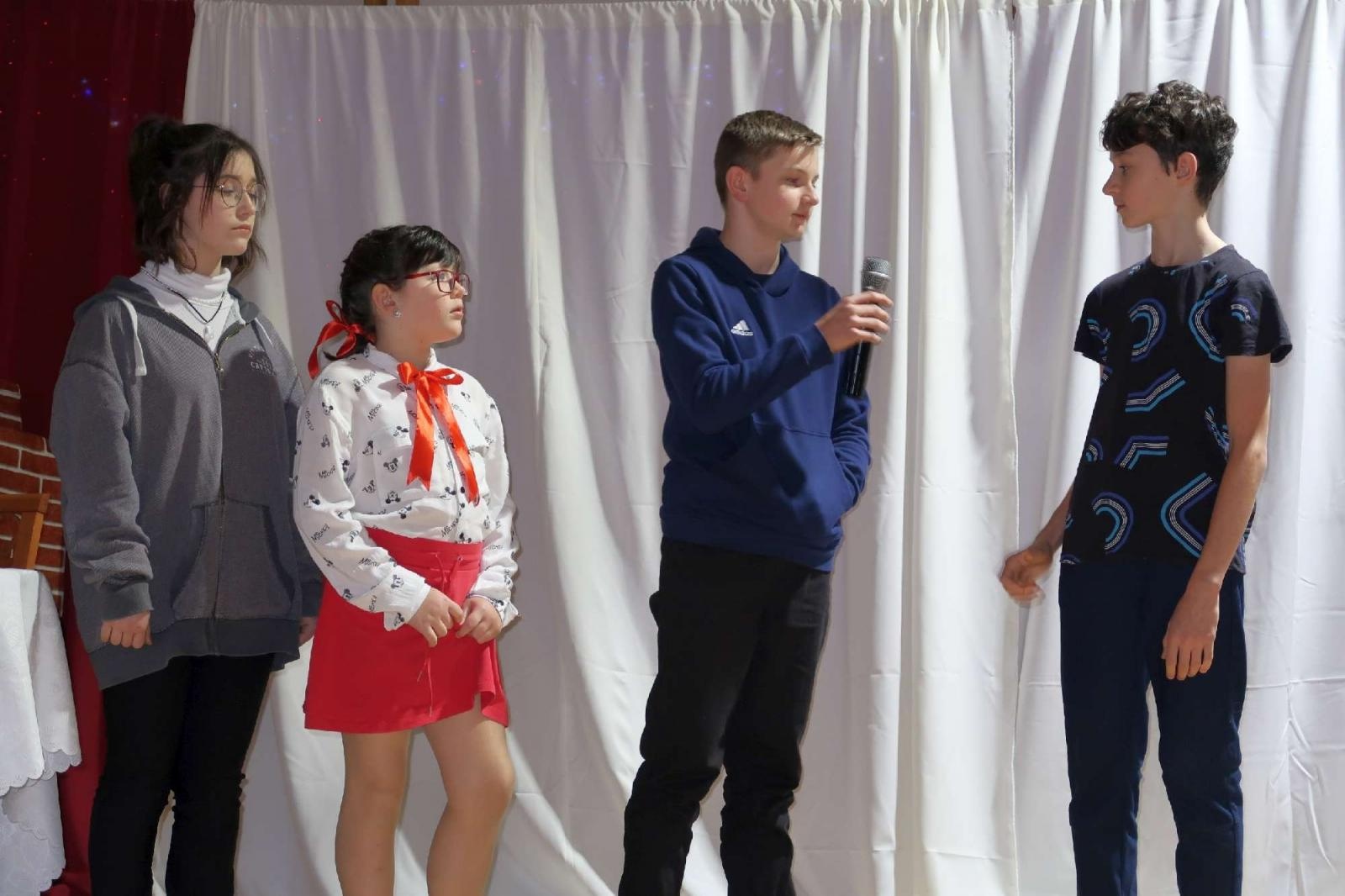 Zdjęcie w galerii na portalu naszraciborz.pl: Przedświąteczny kiermasz i występy uczniów ZSP3 na Płoni wiadomości z regionu