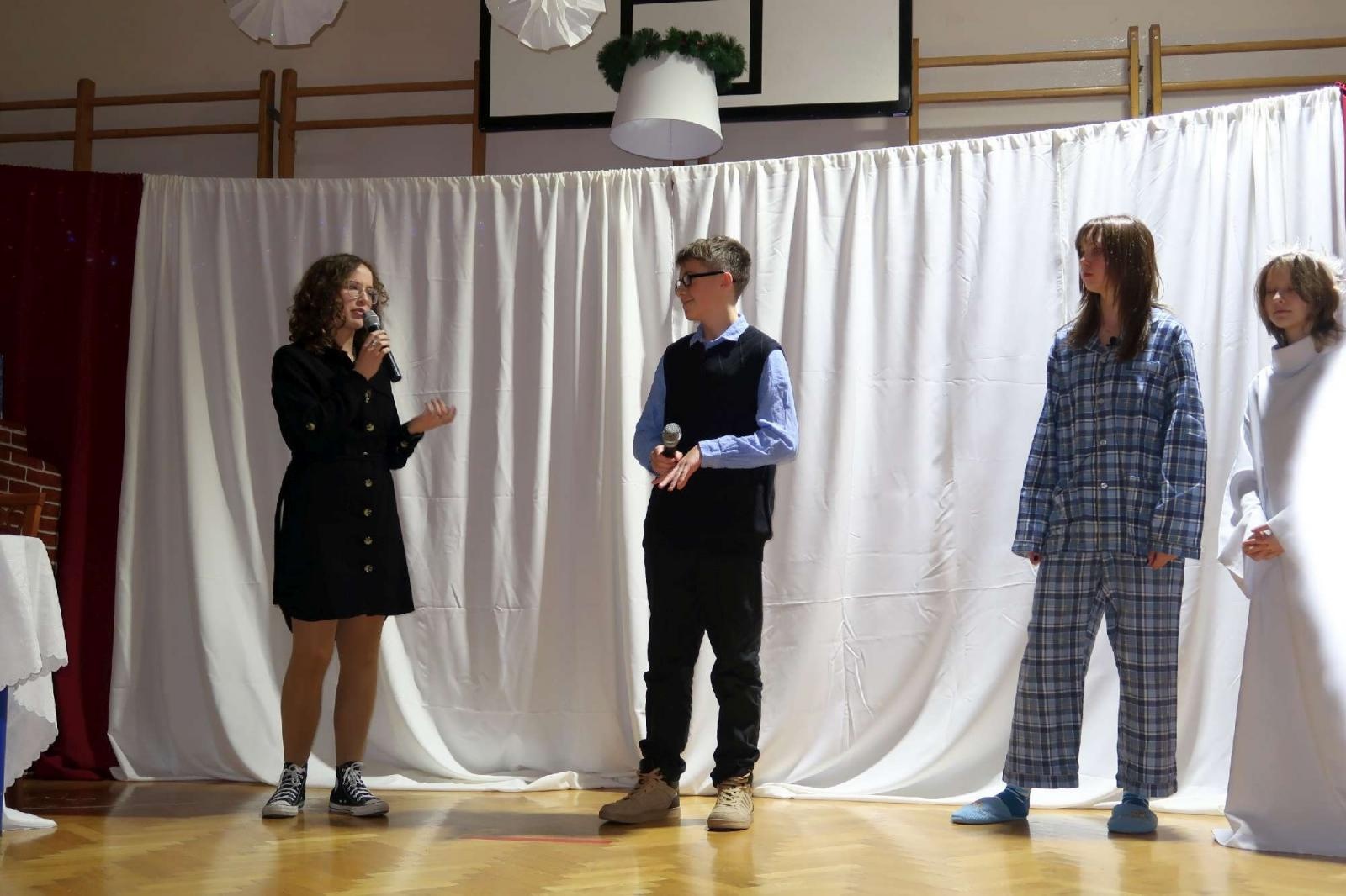 Zdjęcie w galerii na portalu naszraciborz.pl: Przedświąteczny kiermasz i występy uczniów ZSP3 na Płoni wiadomości z regionu