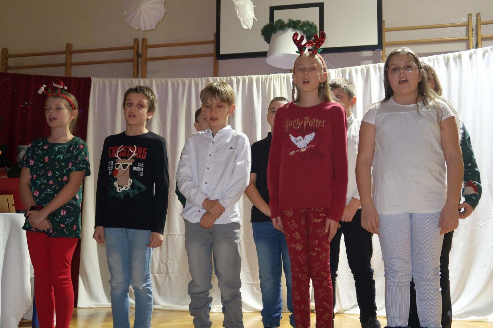 Zdjęcie w galerii na portalu naszraciborz.pl: Przedświąteczny kiermasz i występy uczniów ZSP3 na Płoni wiadomości z regionu