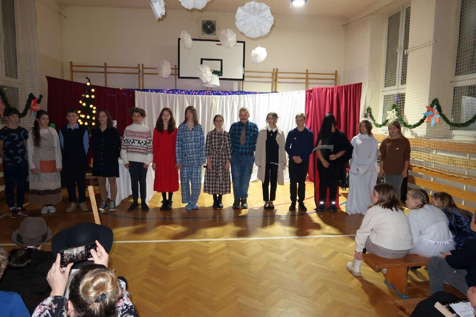 Zdjęcie w galerii na portalu naszraciborz.pl: Przedświąteczny kiermasz i występy uczniów ZSP3 na Płoni wiadomości z regionu