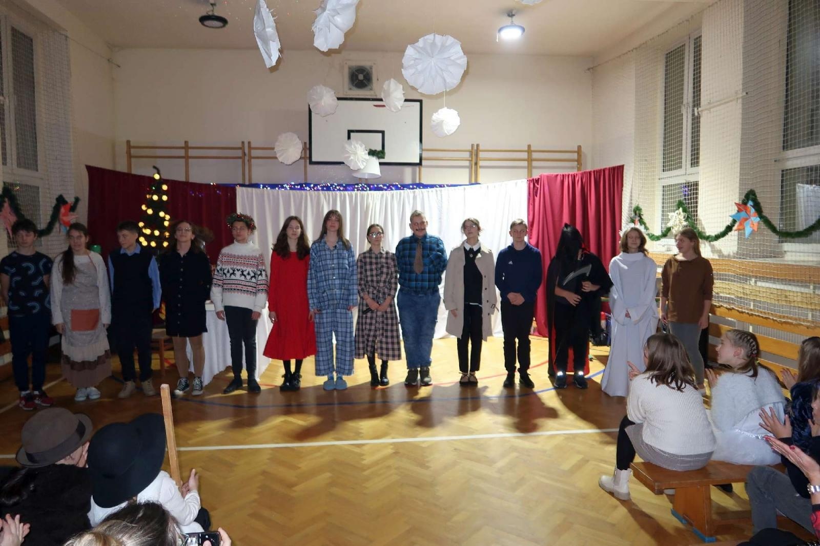 Zdjęcie w galerii na portalu naszraciborz.pl: Przedświąteczny kiermasz i występy uczniów ZSP3 na Płoni wiadomości z regionu