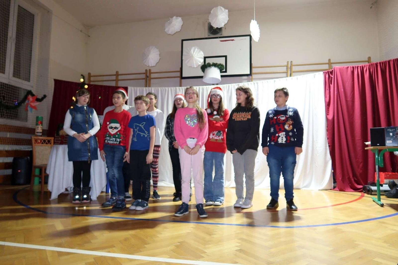 Zdjęcie w galerii na portalu naszraciborz.pl: Przedświąteczny kiermasz i występy uczniów ZSP3 na Płoni wiadomości z regionu