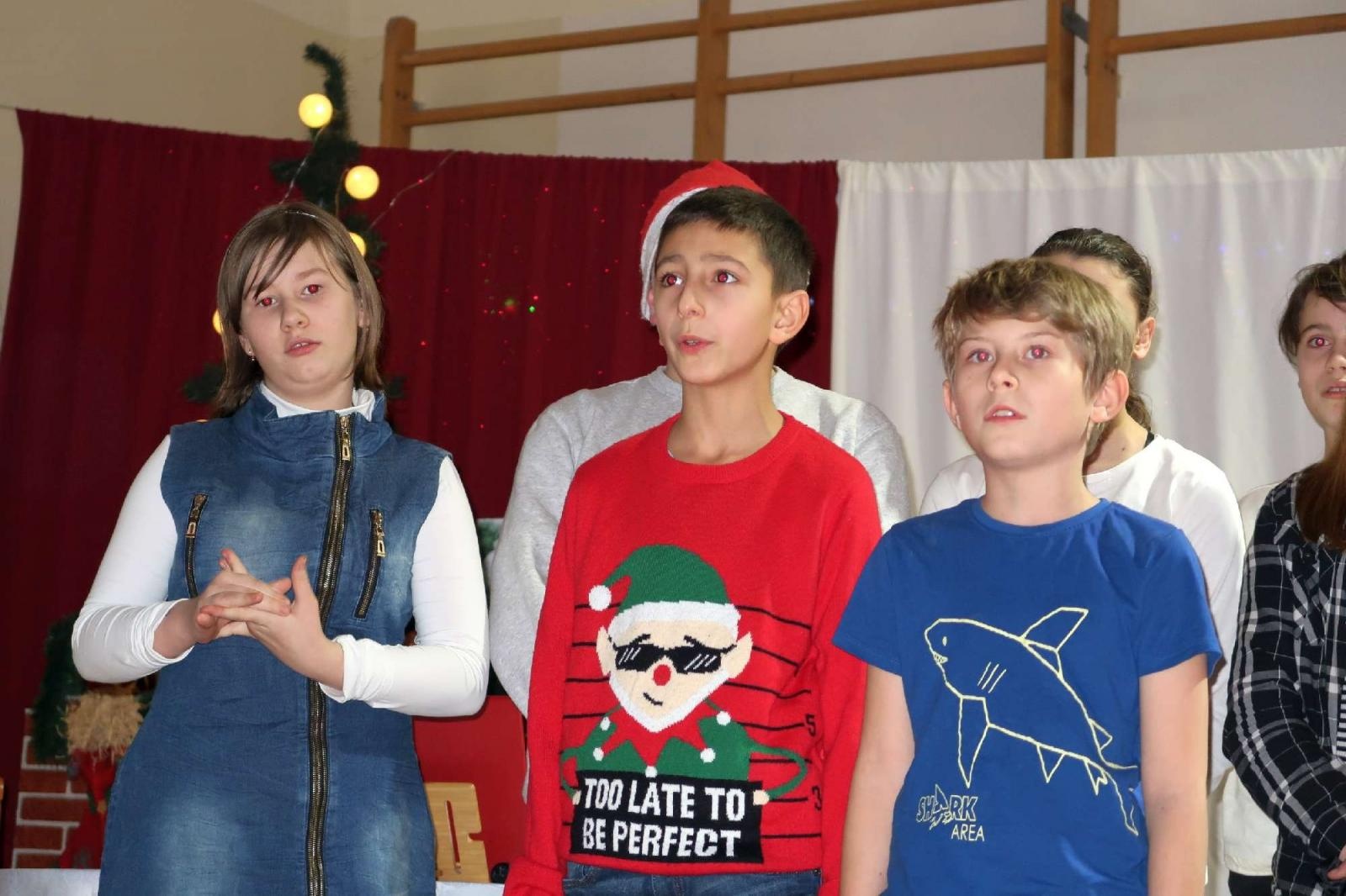 Zdjęcie w galerii na portalu naszraciborz.pl: Przedświąteczny kiermasz i występy uczniów ZSP3 na Płoni wiadomości z regionu