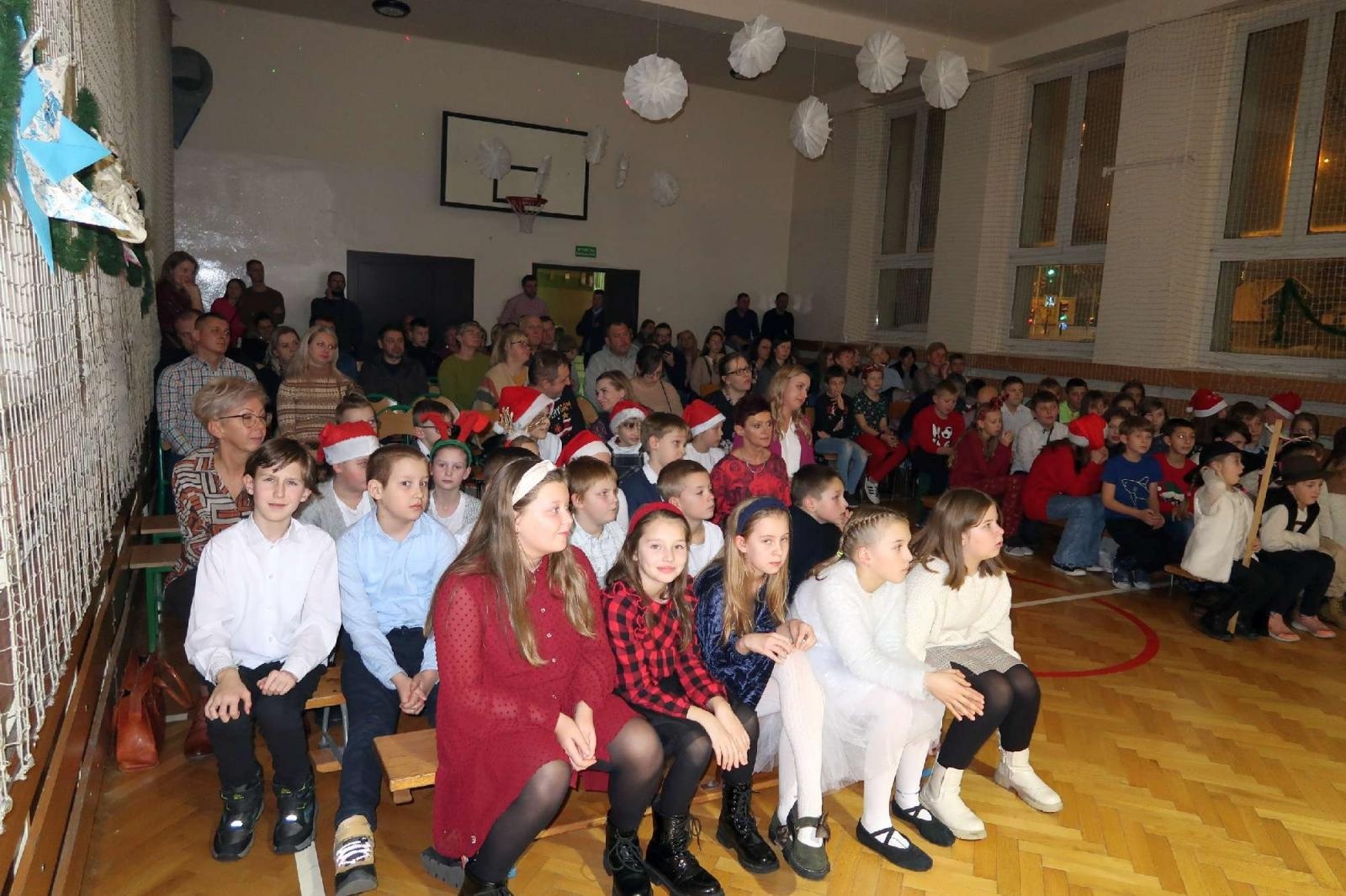 Zdjęcie w galerii na portalu naszraciborz.pl: Przedświąteczny kiermasz i występy uczniów ZSP3 na Płoni wiadomości z regionu