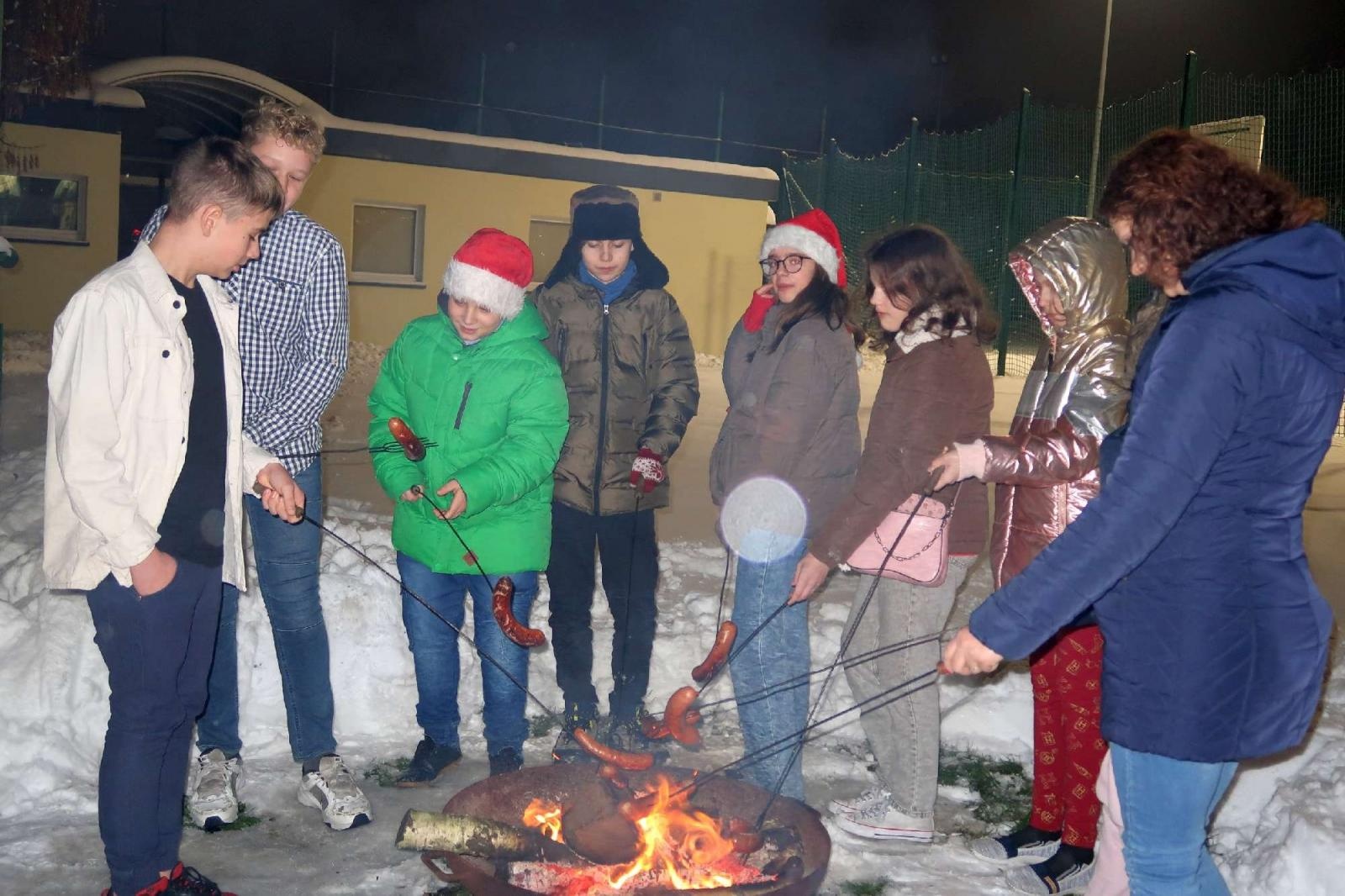 Zdjęcie w galerii na portalu naszraciborz.pl: Przedświąteczny kiermasz i występy uczniów ZSP3 na Płoni wiadomości z regionu