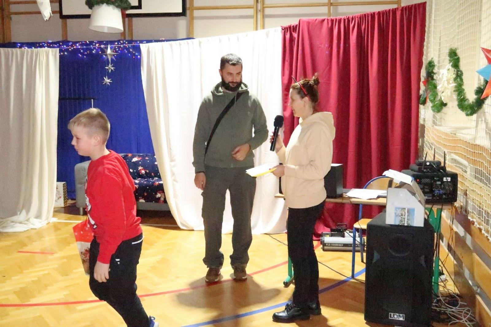 Zdjęcie w galerii na portalu naszraciborz.pl: Przedświąteczny kiermasz i występy uczniów ZSP3 na Płoni wiadomości z regionu